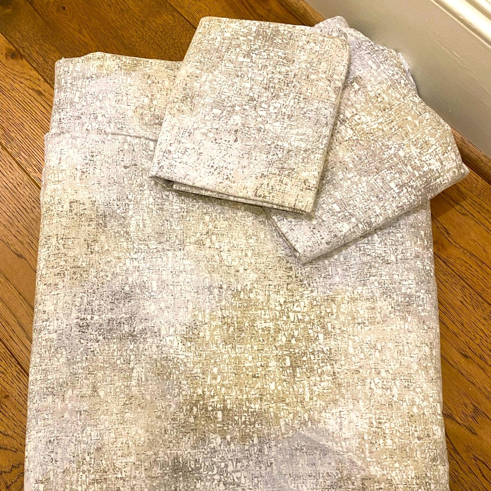 King size duvet cover with matching shams